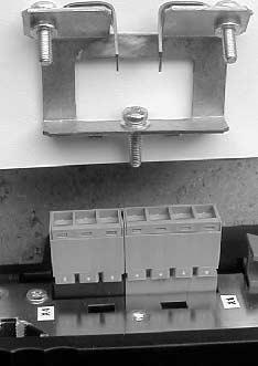 26: Upevnění stínicí svorky elektroniky (konstrukční velikost 0) 51466AXX [1] Kontaktní svorka [3] Stínicí plech [2] Upevňovací šroub kontaktní svorky [4] Upevňovací šroub stínicí svorky Stínicí
