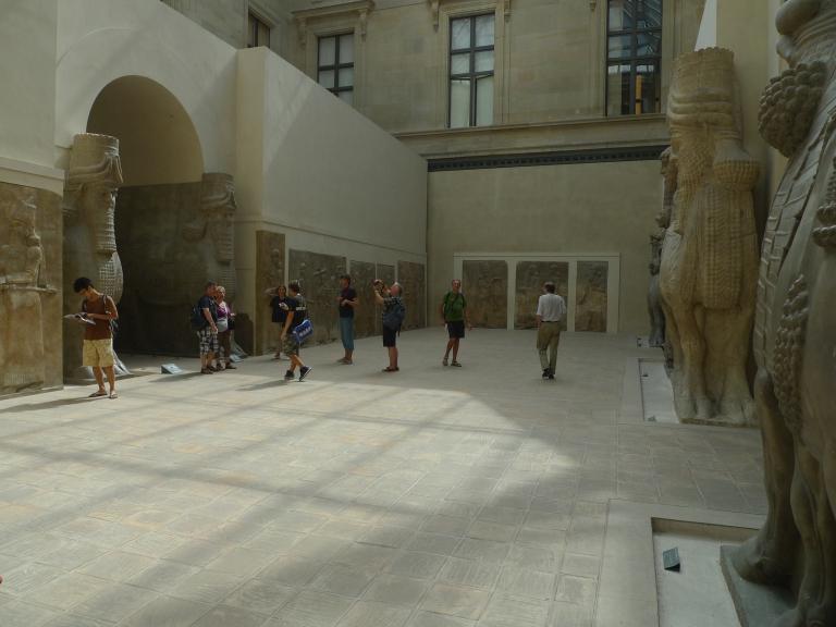 ASYRSKÝ RELIÉF Hlavní funkcí reliéfu bylo zpevnit palácové stěny (vnitřek stěn byl cihlový,