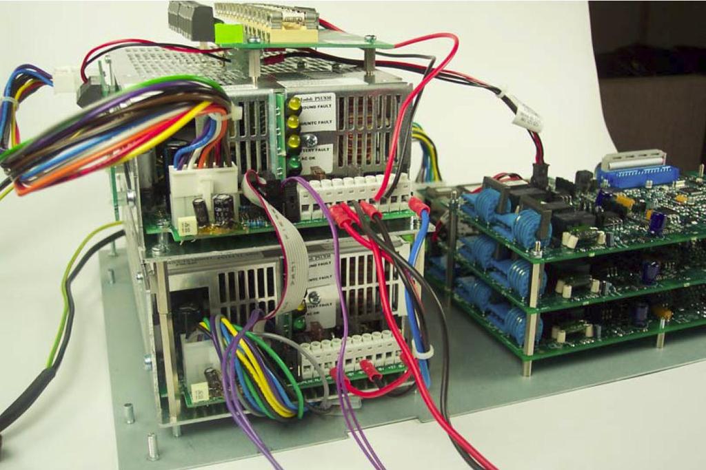 228)do svorek +BT (červený), -BT (černý) a 0V (modrý) na konektoru CON3 pro vnitřní propojení zdrojŧ. - Zasunout samořezný plochý kabel (125.121.227) do konektoru CON6 pro vnitřní propojení zdrojŧ.