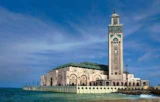 kapacitou 25 tisíc věřících s 200 metrovým minaretem, nejvyšší stavbou v zemi, jediná mešita v Maroku, kterou