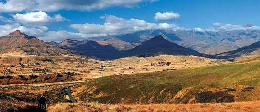 44 Afrika panorama Dračích hor, hranice Lesotha a JAR VELKÝ OKRUH JIŽNÍ AFRIKOU JAR SVAZIJSKO LESOTHO MOSAMBIK ZIMBABWE ZAMBIE BOTSWANA NAMIBIE Krugerův park safari v nejznámějším parku Afriky, velká