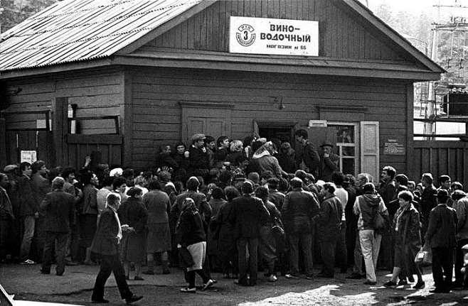 Prohibice alkoholu v SSSR 1985-1988 Prodejna alkoholu v SSSR, 1998.