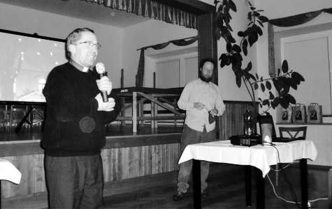 1/2011 strana 11 Zleva: Veronika Cipsová a Marcela MaÀásková na Vánoãní v stavû 2010 kûm velikonoãním a kaïd se mohl nauãit hned nûkolik druhû pletení a zdobení.