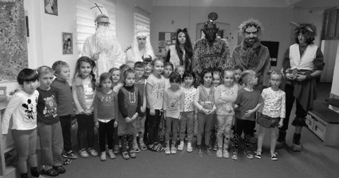stromeček. V úterý 5. prosince 2017 k nám do školky přišel na návštěvu Mikuláš s andělem a čerty.
