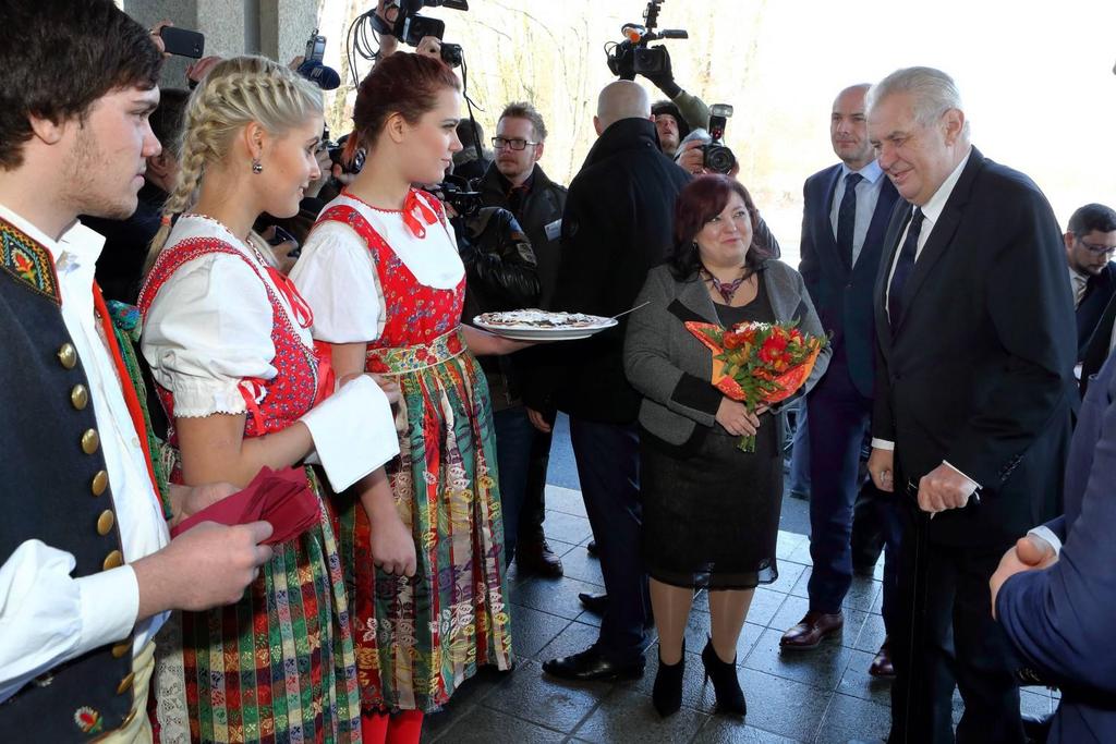 března 2015 Žáci oboru gastronomie vítají prezidenta České republiky Miloše Zemana chodským koláčem před budovou