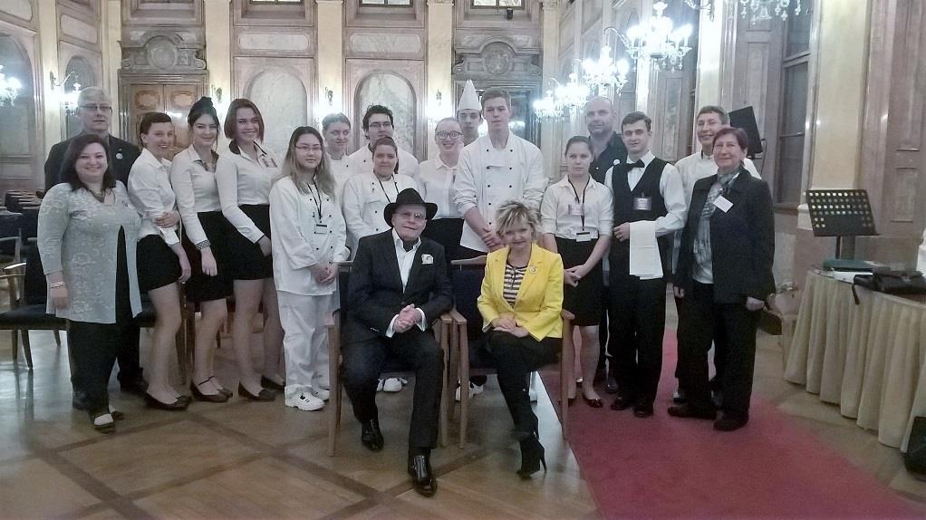 Společná fotografie ve Valdštejnském paláci v sídle Senátu PČR v Praze po slavnostním vyhlášení 10.