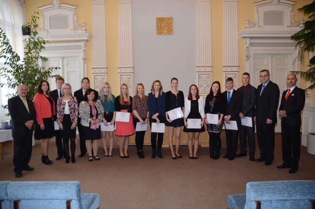 Ze slavnostního předávání ocenění hospodářské komory 12 nejlepším absolventům v obřadní síni domažlické radnice 15.11.