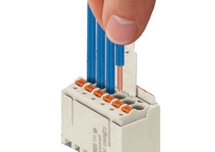 Při použití kabelu s dráty nebo s koncovkami stačí drát zatlačit (viz obr. C.2.1.d). 7. Zasuňte zástrčku do konektoru na desce. 8.