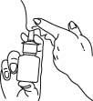 3. Čištění konce nosního aplikátoru. Držte lahvičku ve vodorovné poloze a omyjte konec nosního aplikátoru teplou vodou a otírejte ho měkkou látkou po dobu 15 sekund.