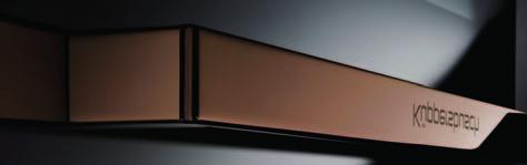 Magicky a tajuplně působí černé čelní panely trub s designovými prvky v barvě Černý samet, elegantní a vznešená bude kuchyně díky bílým panelům trub v