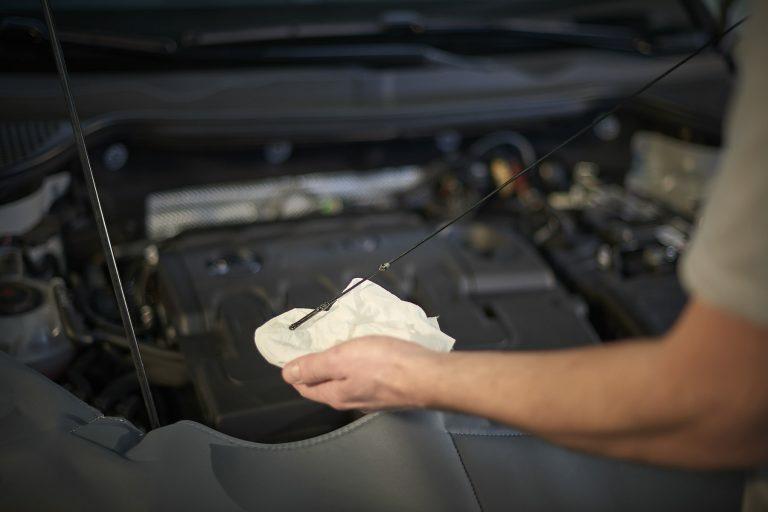 Kapaliny Každého řidiče by mělo zajímat množství motorového oleje, chladicí a brzdové kapaliny.