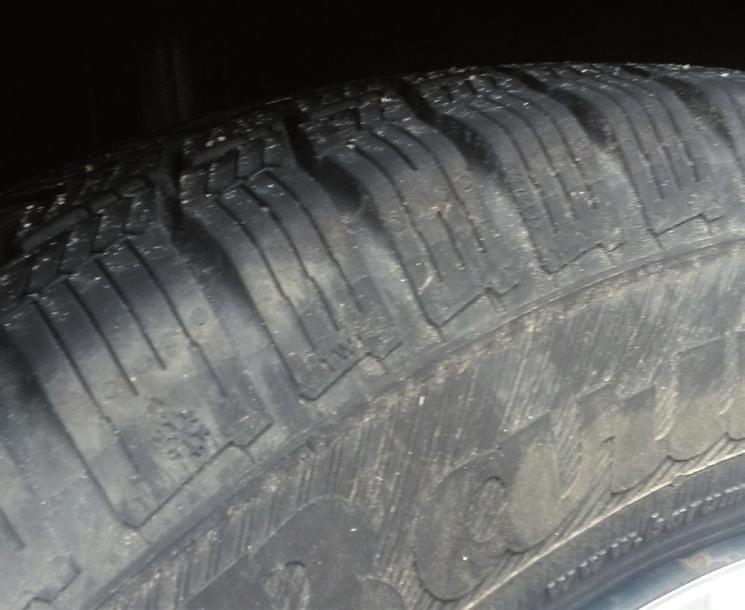 POŠKOZENÍ PNEUMATIK Přijatelné opotřebení a poškození Přijatelné poškození pneumatiky je pouze lehké poškození vzorku bez omezení funkčnosti.