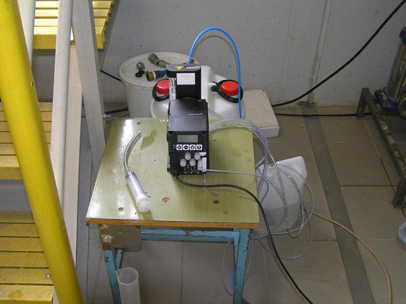 1 Poloprovozní ozonizační jednotka: vlevo reakční nádrž a destruktor ozonu; vpravo ozonizátor, UV lampa, čerpadlo, injektor a dávkovací čerpadlo H 2 O 2 K testování byla použita poloprovozní