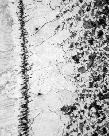 Na původním strukturním rozhraní perlit/austenit se v oblasti zvýšené koncentrace uhlíku vytvořilo pásmo, tvořící mezivrstvu mezi spojovanými materiály (obr. č.6).