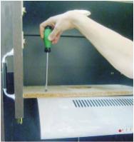 Umístění Odsavač par instalujte do výšky alespoň 65 cm od elektrické varné desky nebo do výšky 75 cm od plynové varné desky. Instalace Zavěšení pod skříňku 1.