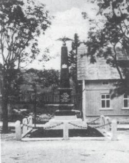 Postaven byl zásluhou místního spolku válečných veteránů roku 1908 na památku obětí válek z let 1859 a