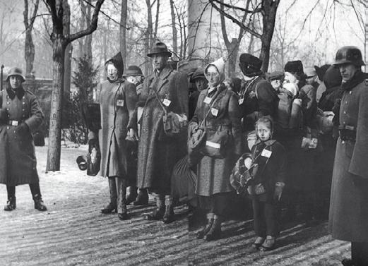 Smutná fotografie deportace plzeňských Židů z 18. ledna 1942, v popředí rodina Otty Rosenbauma. ghetta. Bylo to tenkrát velmi smutné setkání.