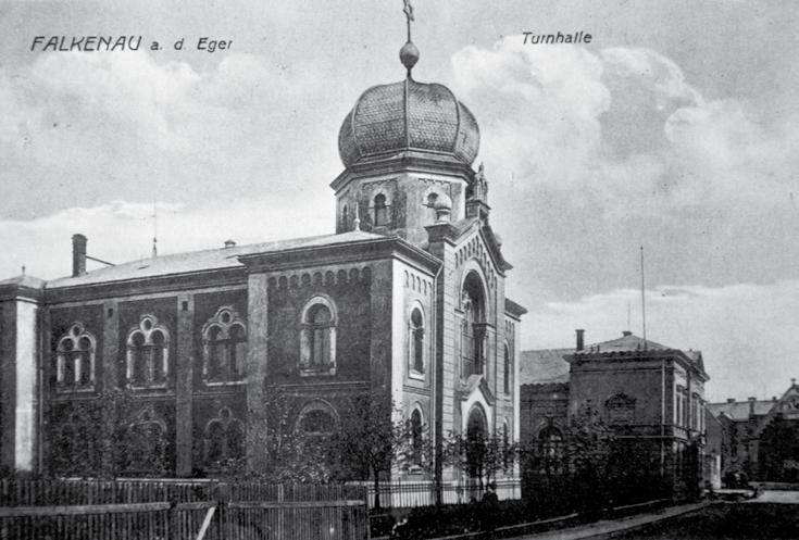 Budova synagogy po svém dokončení. ku umístěna výše a vstupovalo se na ni po překonání pěti schodišťových stupňů.