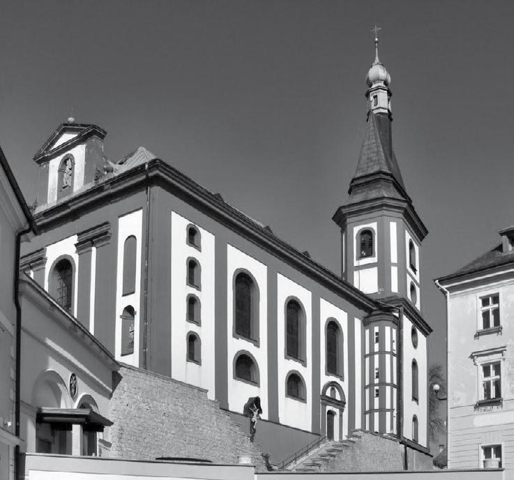 Kostel sv. Václava v Lokti. Plášť zvonu byl ozdoben reliéfy Panny Marie, svatého Václava, svatého Jana a znakem křížovníků křížem s hvězdou. Druhý, prostřední, zvon byl pojmenován Svatý Florián.