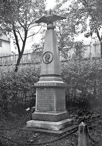 Horní Slavkov Pomník obětem rakouských válek byl v centru Horního Slavkova odhalen 13. srpna 1893 spolkem místních ostrostřelců, který sbírkou vybral částku celkem 500 zlatých.