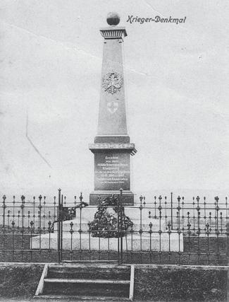 Na přední straně nesl nápis Errichtet von dem Militär-Veteranen-Verein Königsberg für die in den Kriegjahren 1848, 1859 und 1866 gefalennen Kameraden am 30. September 1900.