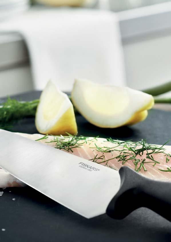 Essential řada se skládá z nožů, nůžek, pomůcek do kuchyně a nádobí. Každý produkt je praktický a cenově dostupný.