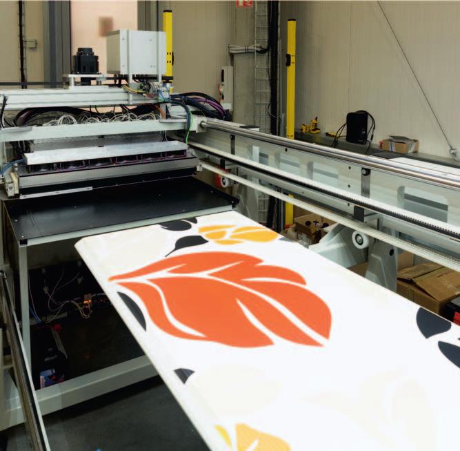 Zařízení: Vysokorychlostní tříosá inkoustová tiskárna s UV vytvrzováním a průběžný lakovací box.