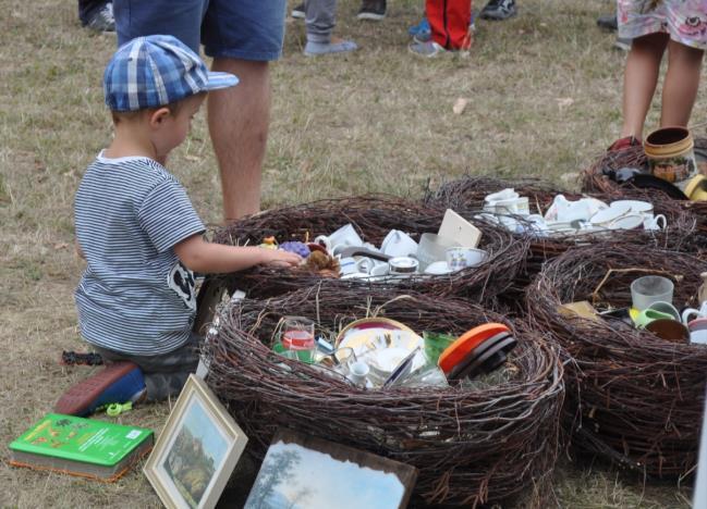 Pohádkový obchůdek byl letos již otevřen: při oslavách Mezinárodního dne děti při červencovém Dnu pro rodinu při rodinném festivalu Kouřimská skála - Putování s pohádkou - a v pátek před akcí v