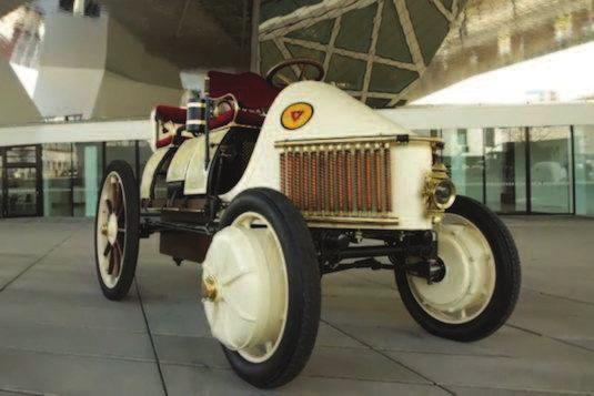 Obr. 1.2: Lohner-Porsche Mixte Hybrid Společnost Woods Motor Vehicle v roce 1915 přišla se systémem pohonu nazvaným Dual Power. Ten pro pohon vozu v nízkých rychlostech používal elektromotor.