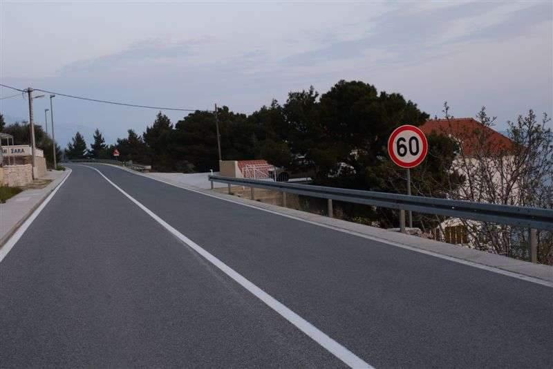 Nástup klientů při cestě z Makarské do Omiše probíhá cca 150m od tohoto místa vpravo ve směru jízdy do Omiše na autobusové zastávce.