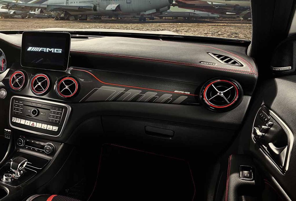 67 Kokpit, který si své jméno zaslouží. Kdo se usadí v sedadlech AMG Performance s výraznými konturami a integrovanými opěrkami hlavy, bude obklopen luxusními materiály a sportovní elegancí.
