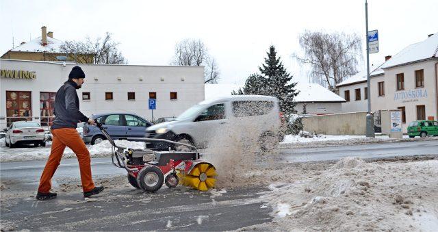 Prodlouženou pákou polohovadla se z místa obsluhy nastavuje příčné natočení kartáče, tedy směr kam má být odmetán zametaný materiál, k dispozici je celkem 5 poloh stranového natočení.