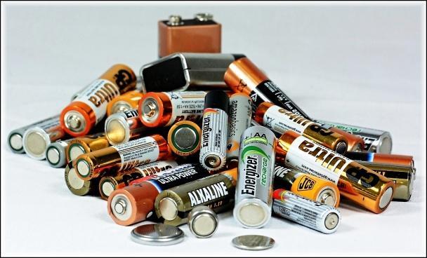 V každé domácnosti či na pracovišti používají lidé desítky baterií. Najdeme je v nejrůznějších spotřebičích: ovladačích, měřidlech, hodinách, hračkách, telefonech či noteboocích.