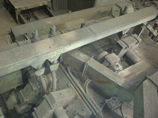Obr. 7.23: Konfigurace turbín dvě boční, jedna horní Zvláštním zjištěním bylo, že všechny lopatky na bočních turbínách byly popraskané.