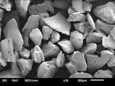 1) Tavený křemen SiO 2 (Fused Silica) Tavený křemen je modifikací oxidu křemičitého a řadí se mezi uměle vyrobené materiály [15].