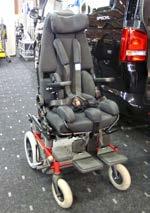 invalidního vozíku a autosedačky, u které