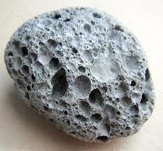Pórovité kamenivo je vedle pojiva a vody hlavním surovinou pro skupinu lehkých betonů a jeho struktura materiálu je tvořena převážně póry. Podle pórovitosti lze hodnotit jednotlivé druhy kameniva.
