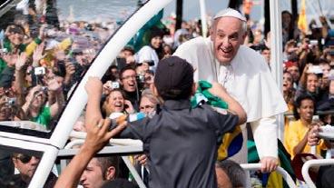 84 Fine de la jubilea jaro 1984 la beata papo Johano Paŭlo la Dua decidis doni al vi, la junaj, la krucon kun vortoj: Portu ĝin en la mondon kiel signon de la amo de Jesuo al homaro kaj anoncadu al