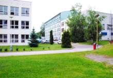 Celá činnost se odbývá na třech samostatných pracovištích. 2... Komplex budov v Černoleské ul. 997 V první budově školy je umístěno: 4 učeben pro teoretické vyučování.