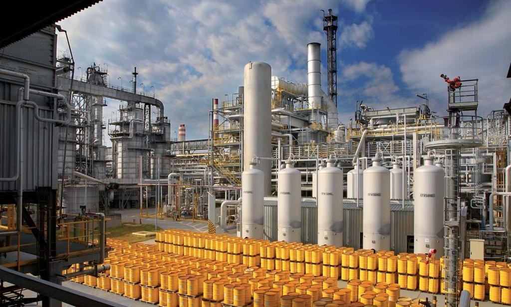 Rafinérska činnosť a predaj ZHRNUTIE Spoločnosť SLOVNAFT, a.s., spracovala v roku 2009 5,7 mil. ton ropy dodanej z Ruskej federácie prostredníctvom ropovodu Družba.
