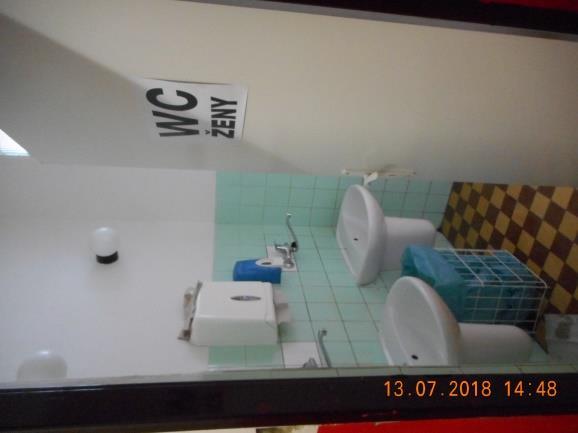 WC muži v předsíni umístěny 2 umyvadla s tekoucí pitnou vodou, vybavené jednorázovými papírovými