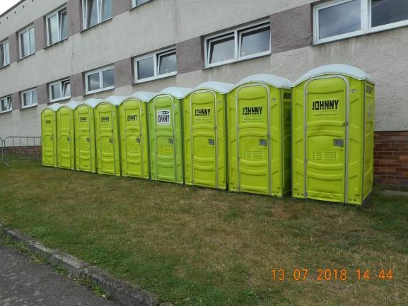 Mobilní WC celkem 9 kusů Komunální odpad Po celém areálu byly rozmístěny sídlištní kontejnery (cca 20 ks) a mobilní odpadkové koše.