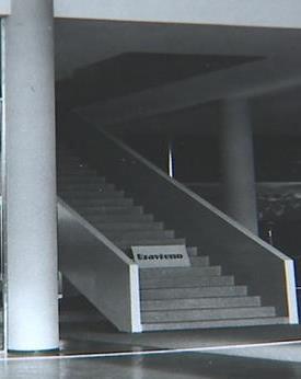 26 Vlevo Vyztužení schodnice v podélném řezu a příčném řezu z původního statického výpočtu, uprostřed fotografie původního umístění schodiště [21], vpravo