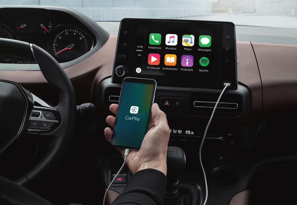 Aplikace MirrorLink, Apple CarPlay nebo Android Auto fungují po zastavení vozu i za jízdy; za jízdy je ale přístup k některým aplikacím z bezpečnostních důvodů omezen.
