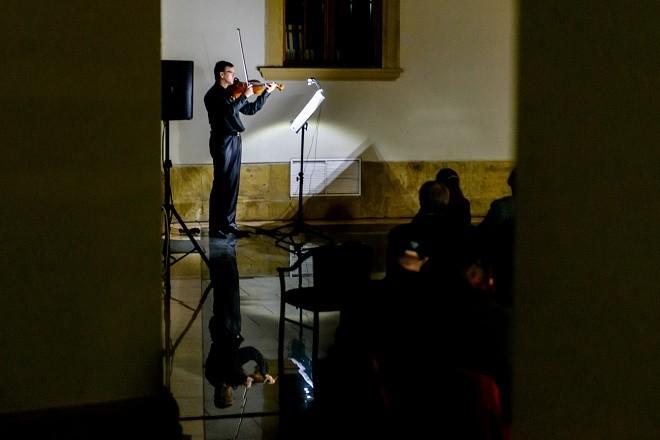 Ondřej Štochl MusicOlomouc 2016 (foto MusicOlomouc / Petra Kožušníková Marek Otava) Po koncertě Kühnova smíšeného sboru v prostorách olomoucké Reduty, kde zazněla vedle kompozic norských skladatelů