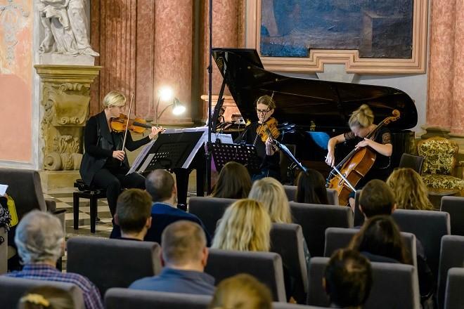 Mondrian Ensemble MusicOlomouc 2016 (foto MusicOlomouc / Petra Kožušníková Marek Otava) Poměrně velikou a výraznou tečkou za letošním MusicOlomouc se stal poslední koncert slovenského Quasars