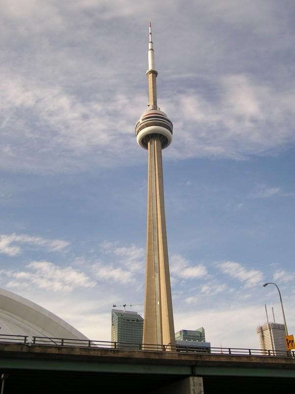 patří panoramatický výhled z věže CN Tower nebo plavba lodí na blízký ostrůvek Toronto Island.