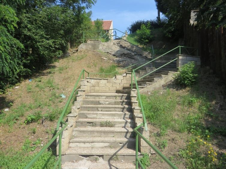 Schody Žižkova Schody Hálkova ulice Žižkova je zakončena terénním schodištěm (45 schodů), vzhledem k velikosti převýšení není možné řešit v rámci současných prostorových možností bezbariérovou úpravu