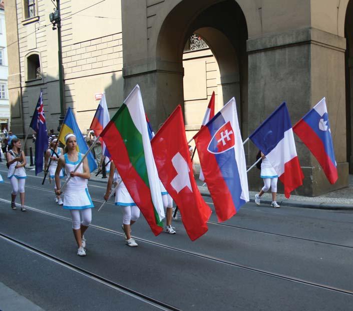 ZAHRANIČÍ ZAHRANIČNÍ ÚČASTNÍCI SE CHYSTAJÍ NA SLET Stejně jako v minulosti od počátku konání všesokolských sletů, ani na žádném novodobém nechyběli zahraniční účastníci.