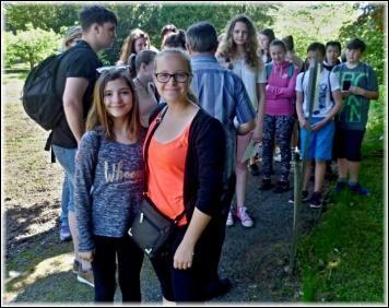 místo) Celkem deset žáků naší školy se ve čtvrtek 18. května 2017 zúčastnilo jarního kola botanické soutěže v Rakovníku. Cestovali jsme vlakem pod dohledem paní učitelky Knappové.